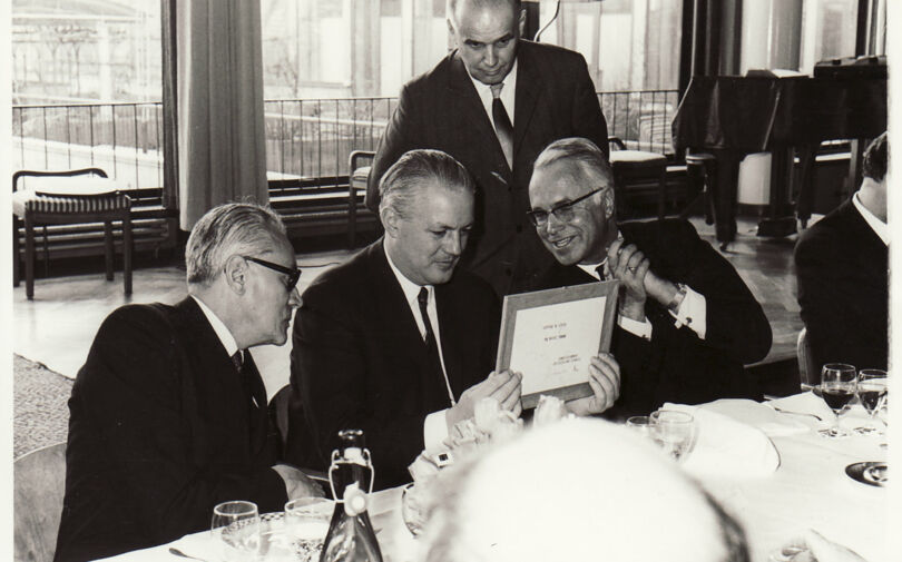Bundesforschungsminister Dr. Gerhard Stoltenberg (Mitte) mit dem Präsidenten der Handelskammer, Dr. Hans Vontobel (rechts im Bild), 1967