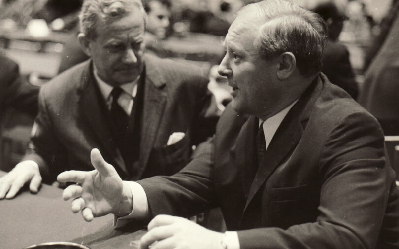 Bundesrat Bonvin, Vorsteher des Verkehrsdepartements (CH), und Bundesverkehrsminister Georg Leber (D) im Gespräch, 1970 (v.l.n.r.)