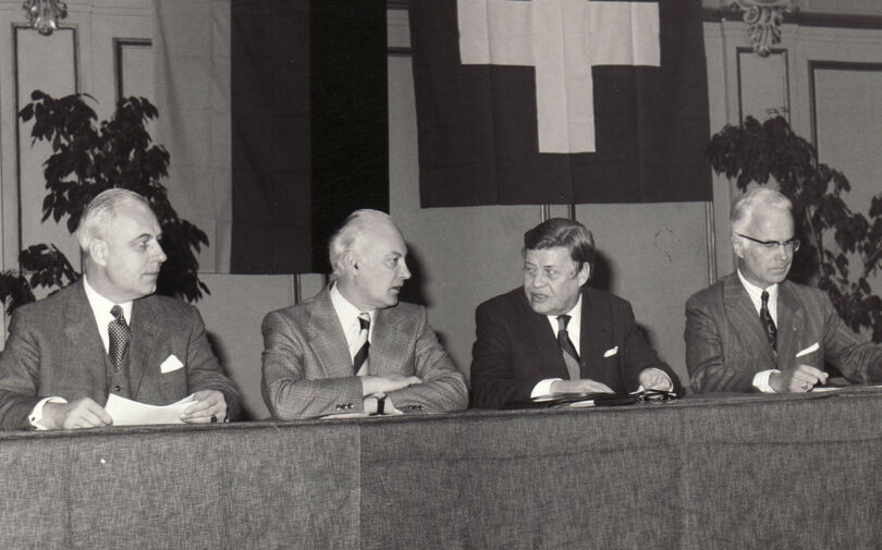 Dr. Hanns Martin Schleyer, Präsident der Bundesvereinigung der deutschen Arbeitgeberverbände (BDA), auf der Jahreshauptversammlung 1975 (2. von rechts)