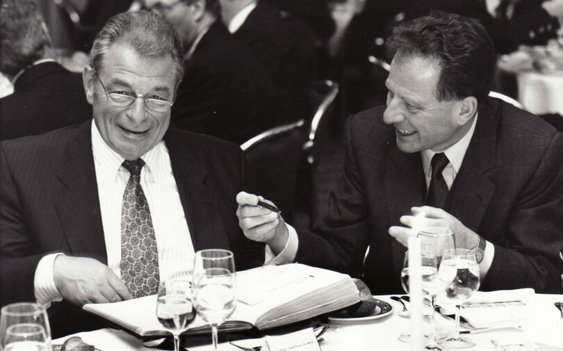 Bundesrat Jean-Pascal Delamuraz, Vorsteher des EVD, mit Präsident der Handelkammer Dr. Peter Stüber, 1993 (v. l. n. r.)