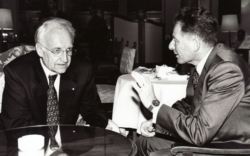 Dr. Edmund Stoiber, Bayerischer Ministerpräsident, im Gespräch mit Präsident der Handelskammer Dr. Peter Stüber, 1999  (v. l. n. r.)