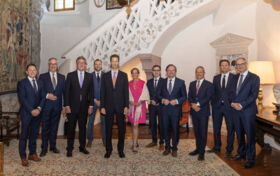 Bildlegende: Vertreter von digital-liechtenstein.li diskutierten die Ergebnisse der Studie vor kurzem auf Schloss Vaduz mit Erbprinz Alois von und zu Liechtenstein. (v.l. Andy Bircher, Funk L