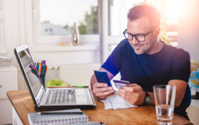 Mann tätigt Zahlung online