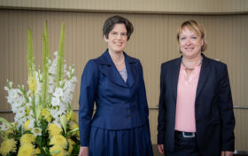 Prof. Dr. Karin Stüber gratuliert der neuen Direktorin der Handelskammer Deutschland-Schweiz, Dr. Marion Hohmann-Viol (v.l.n.r.) 