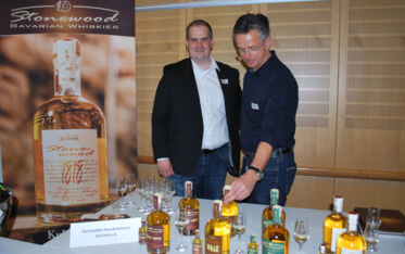 Gregor Schraml und Alexander Pietsch von der Stinwälder Hausbrennerei Schraml e.K.