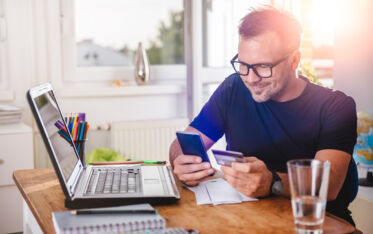 Mann tätigt Zahlung online