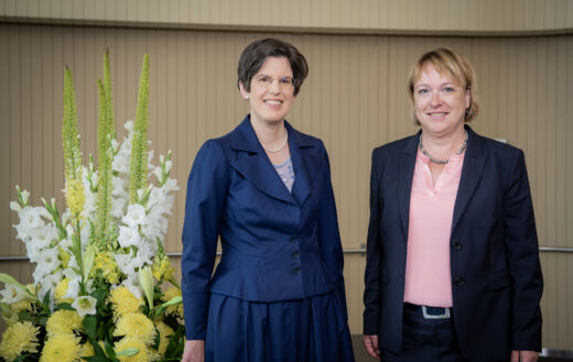 Prof. Dr. Karin Stüber gratuliert der neuen Direktorin der Handelskammer Deutschland-Schweiz, Dr. Marion Hohmann-Viol (v.l.n.r.)