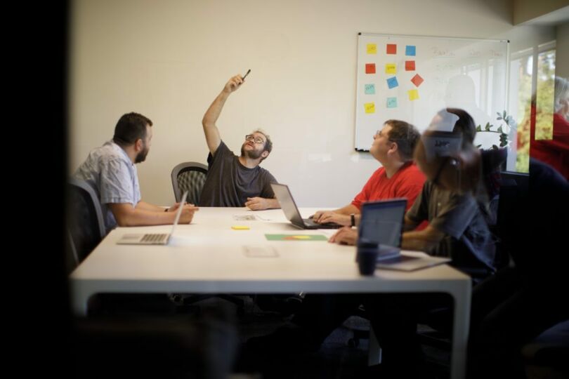 auticon-IT-Berater arbeiten mit Coaches von auticon bei Kunden 