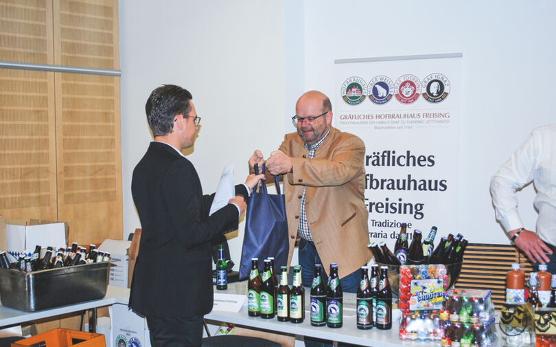 Hans-Carl Späth vom Gräflichen Brauhaus Freising GmbH über- reicht einige Kostproben mit den neusten Produkten des Brauhauses. Hans-Carl Späth vom Gräflichen Brauhaus Freising GmbH über- reicht einige Kostproben mit den neusten Produkten des Brauhauses.