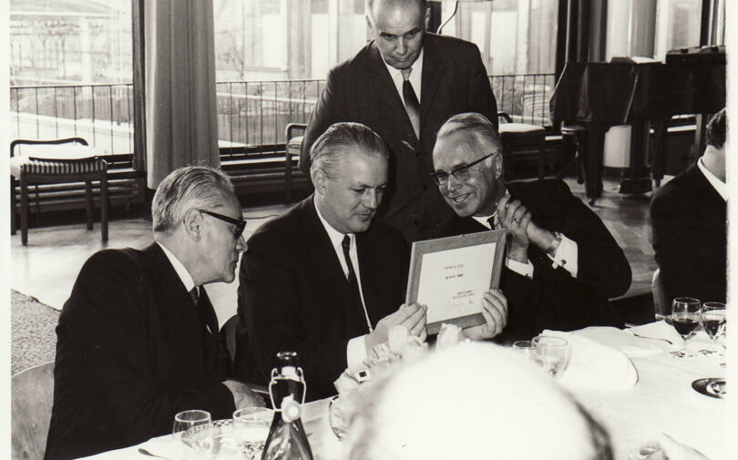 Bundesforschungsminister Dr. Gerhard Stoltenberg (Mitte) mit dem Präsidenten der Handelskammer, Dr. Hans Vontobel (rechts im Bild), 1967 Bundesforschungsminister Dr. Gerhard Stoltenberg (Mitte) mit dem Präsidenten der Handelskammer, Dr. Hans Vontobel (rechts im Bild), 1967