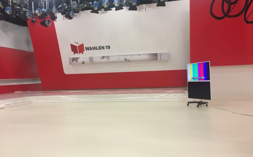 Das Studio 1 wird für die Wahlsendungen vom 20. Oktober 2019 vorbereitet und umgebaut. In diesem Studio finden auch Shows wie z.B. Happy Day statt.