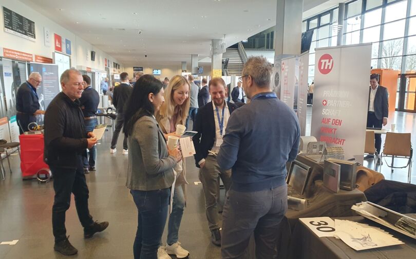 Schweizer Aussteller und süddeutsche Fachbesucher im Gespräch Schweizer Aussteller und süddeutsche Fachbesucher im Gespräch