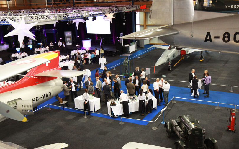 Apero und Dinner inmitten historischer Flugzeuge / 1