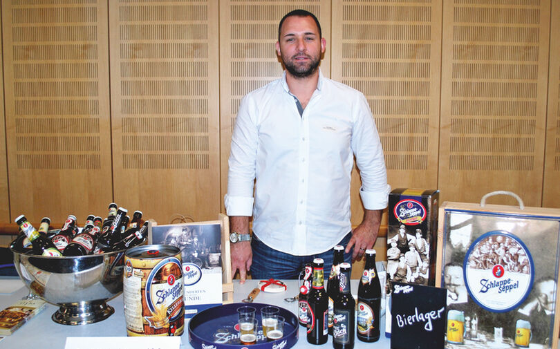 Can Kalayci vertritt mit Schlappe-Seppel die Eder & Heylands Brauerei