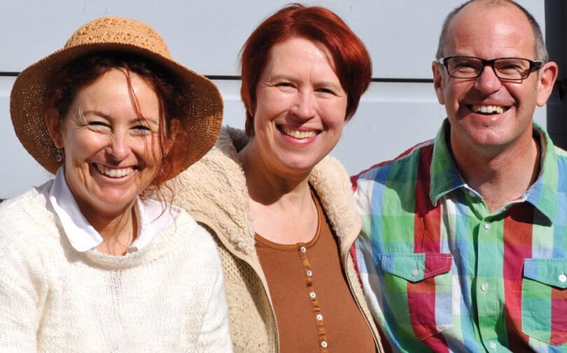 Senfmüllerin Ruth Breuer (Mitte) mit Barbara und Roland Murer-Jost