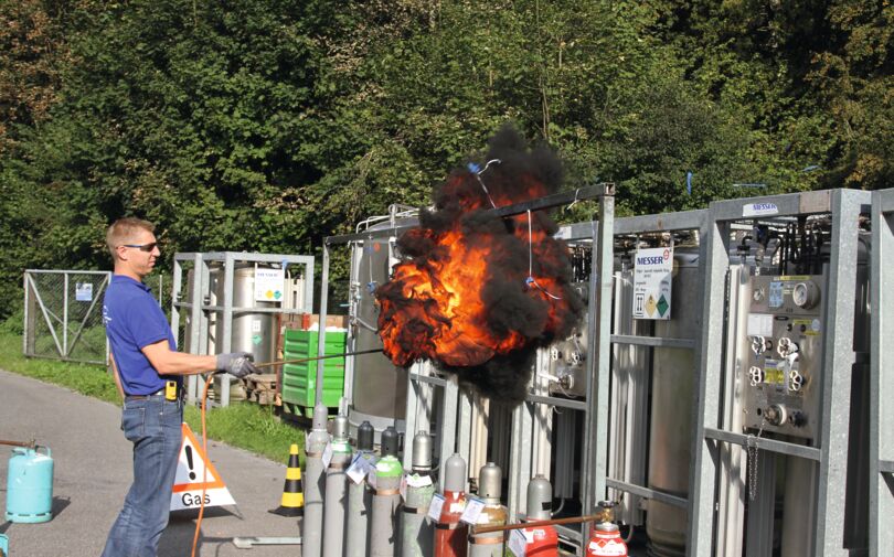 Markus Epple entzündet einen mit Acetylen gefüllten Ballon