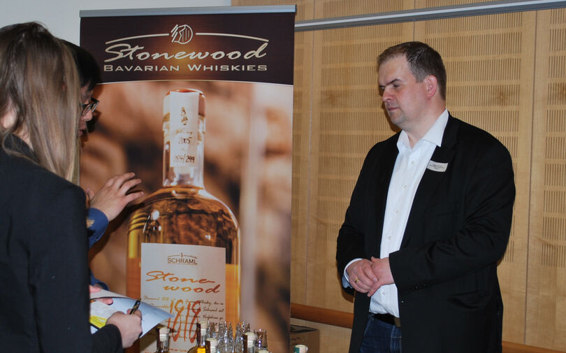 Gregor Schraml im Gespräch mit Interessentinnen.