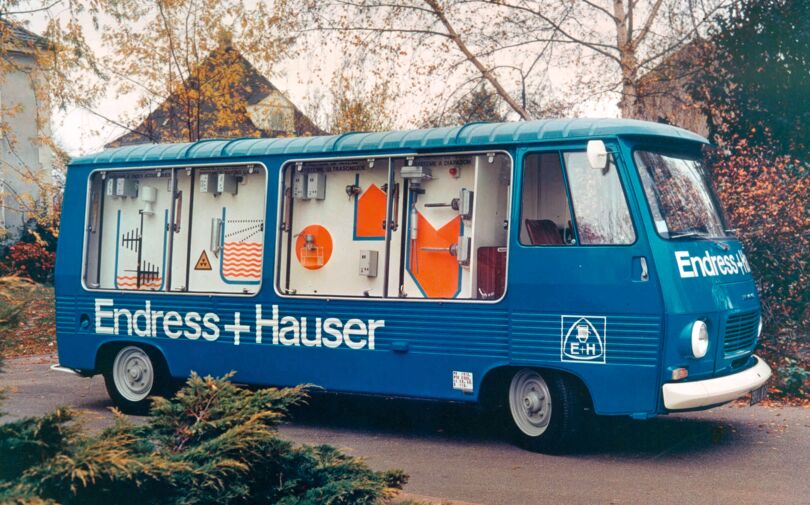 Ein Kleinbus bringt 1960 das Portfolio zu den Kunden