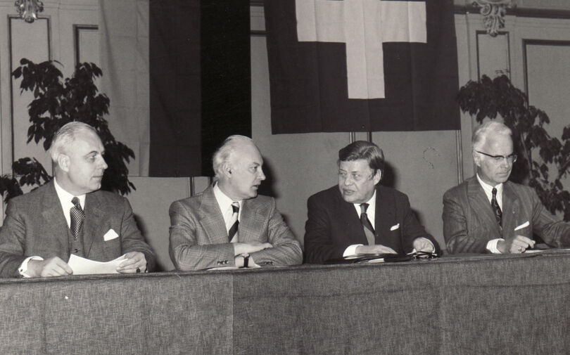 Dr. Hanns Martin Schleyer, Präsident der Bundesvereinigung der deutschen Arbeitgeberverbände (BDA), auf der Jahreshauptversammlung 1975 (2. von rechts) Dr. Hanns Martin Schleyer, Präsident der Bundesvereinigung der deutschen Arbeitgeberverbände (BDA), auf der Jahreshauptversammlung 1975 (2. von rechts)