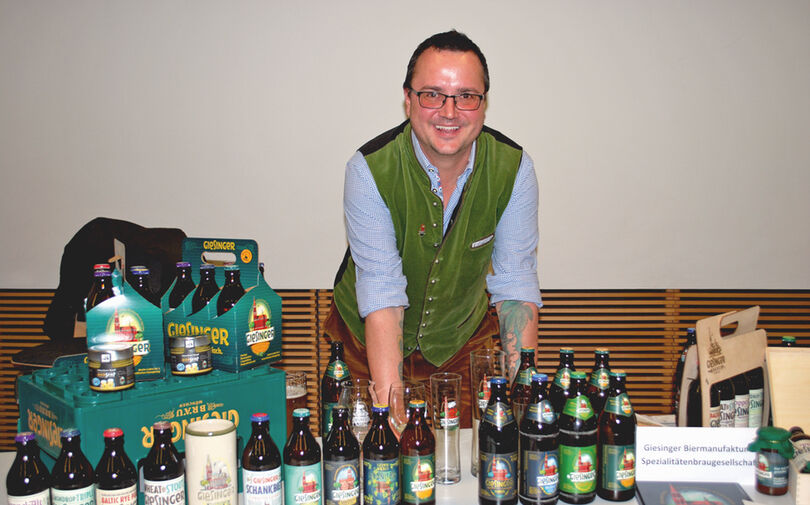 Steffen Marx, der Geschäftsführer der Giesinger Biermanufaktur, präsentiert seine vielfältigen Biere.