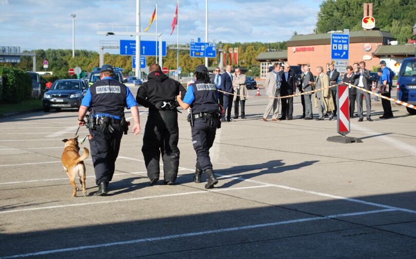 Demonstration Verfolgung mit Diensthund am Sondertischkreis Zollübergang Basel Weil Autobahn