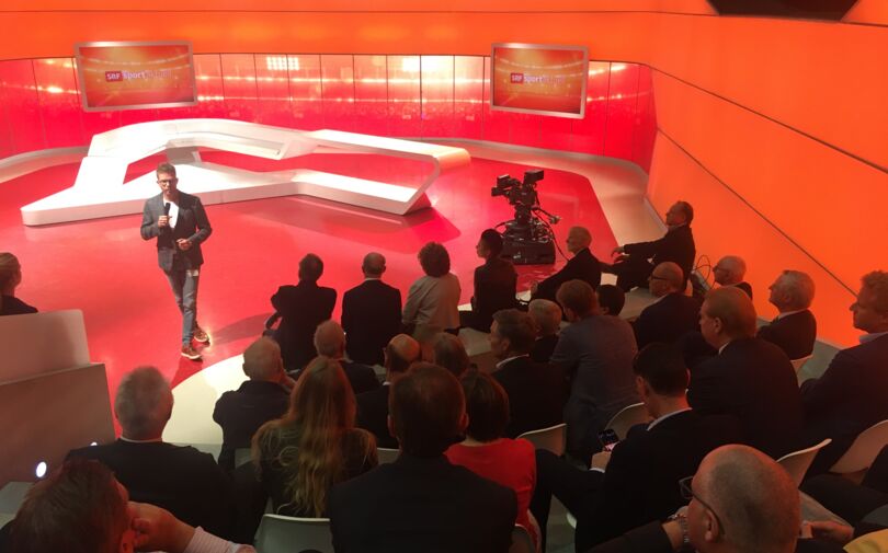 Olivier Borer, Moderator von «sportaktuell» spricht über die Herausforderungen von Liveübertragungen sportlicher Grossereignisse