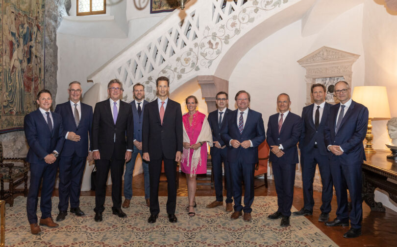 Bildlegende: Vertreter von digital-liechtenstein.li diskutierten die Ergebnisse der Studie vor kurzem auf Schloss Vaduz mit Erbprinz Alois von und zu Liechtenstein. (v.l. Andy Bircher, Funk L