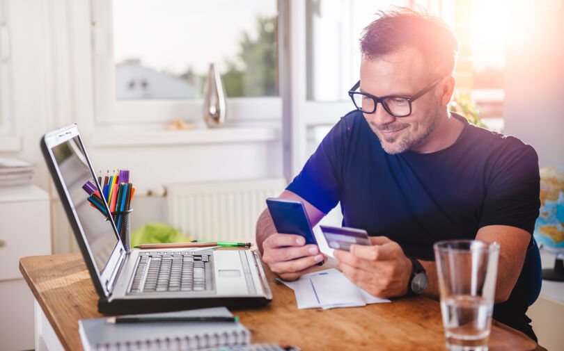 Mann tätigt Zahlung online