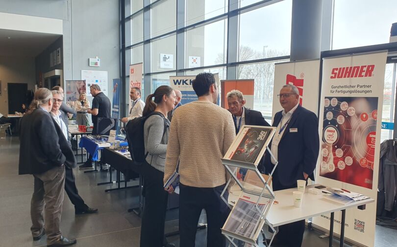 Schweizer Aussteller und süddeutsche Fachbesucher im Gespräch Schweizer Aussteller und süddeutsche Fachbesucher im Gespräch