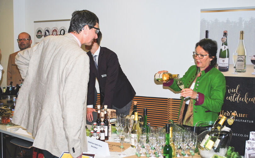 Hildegard Heindl von der Holled'Auer Hopfen-Secco Manufaktur stellt ihren Hopfen-Sekt und die Hopfen-Liqueure vor.