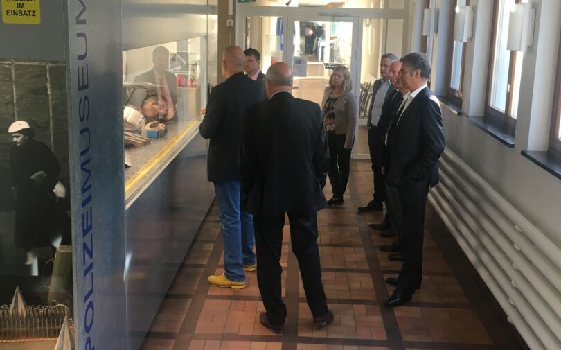 Daniel Vogt erklärt die Ausstellungsstücke im Polizeimuseum
