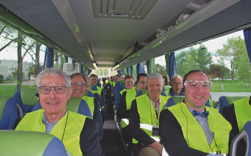 Mit Schutzkleidung ausgerüstet auf dem Weg in die Produktionshallen der S- und E-Klasse Mit Schutzkleidung ausgerüstet auf dem Weg in die Produktionshallen der S- und E-Klasse