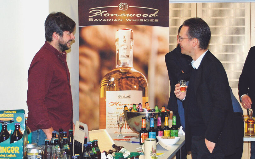 Markus Hoppe von Hoppebräu im Gespräch mit einem Interessenten.