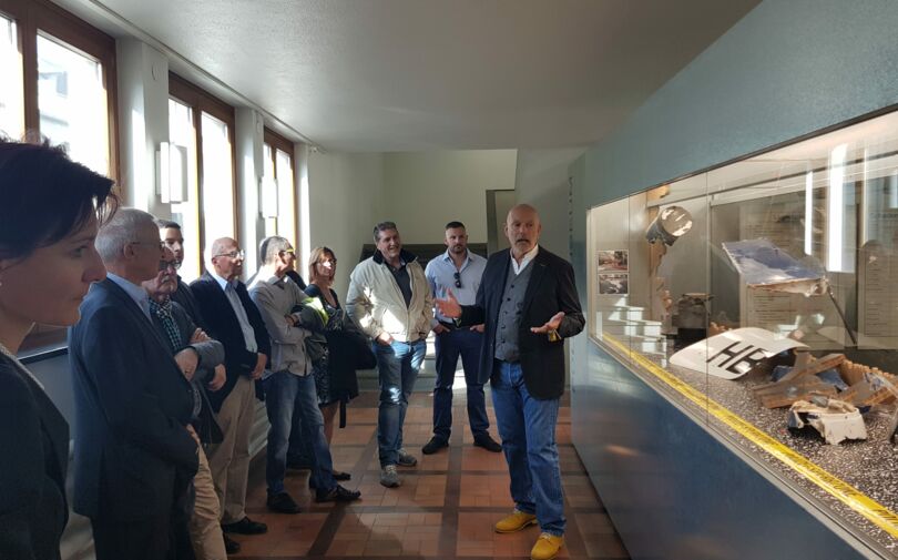 Daniel Vogt erklärt die Ausstellungsstücke im Polizeimuseum