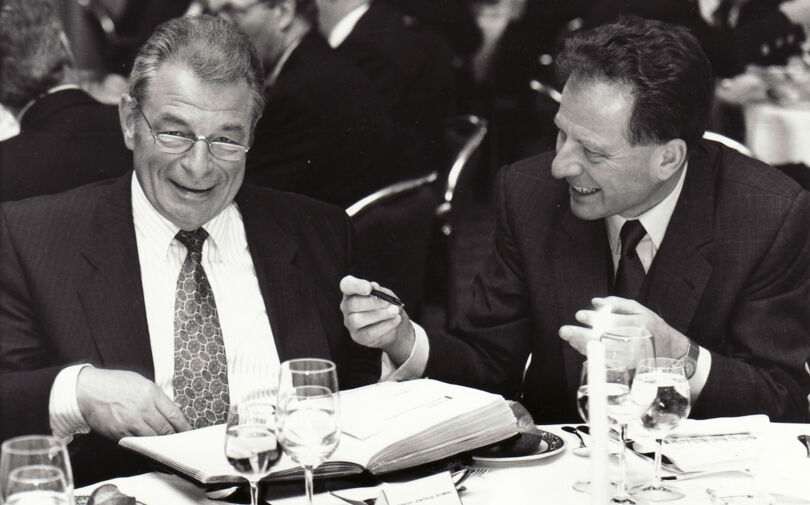 Bundesrat Jean-Pascal Delamuraz, Vorsteher des EVD, mit Präsident der Handelkammer Dr. Peter Stüber, 1993 (v. l. n. r.) Bundesrat Jean-Pascal Delamuraz, Vorsteher des EVD, mit Präsident der Handelkammer Dr. Peter Stüber, 1993 (v. l. n. r.)