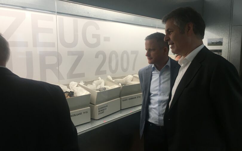 Ausstellungsstücke von einem Flugzeugabsturz im Polizeimuseum