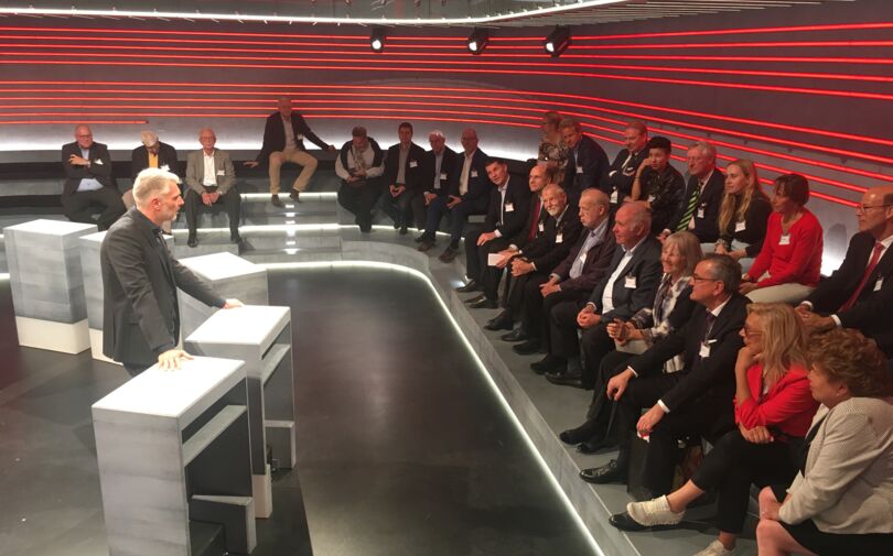 «Arena»-Moderator Sandro Brotz im Austausch mit den Tischkreis- Mitgliedern