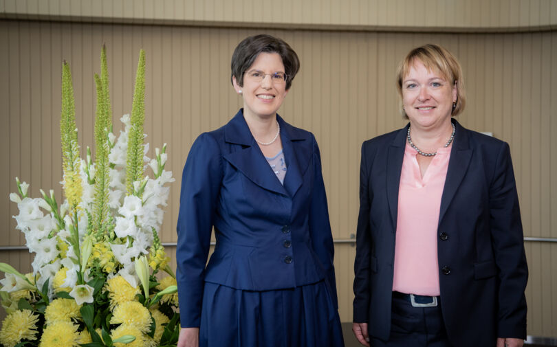 Prof. Dr. Karin Stüber gratuliert der neuen Direktorin der Handelskammer Deutschland-Schweiz, Dr. Marion Hohmann-Viol (v.l.n.r.)  Prof. Dr. Karin Stüber gratuliert der neuen Direktorin der Handelskammer Deutschland-Schweiz, Dr. Marion Hohmann-Viol (v.l.n.r.)