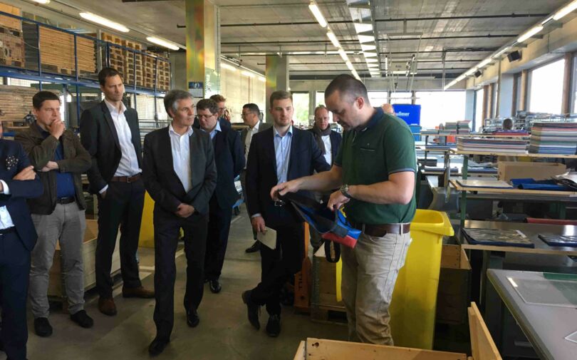 Die Unikate werden entweder von Hand oder von der Lasermaschine zugeschnitten Die Unikate werden entweder von Hand oder von der Lasermaschine zugeschnitten