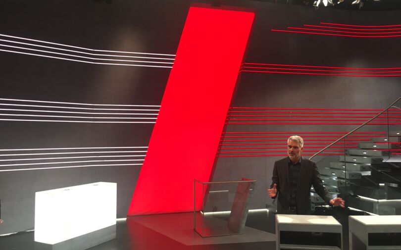 Sandro Brotz, Moderator Arena, stellt sich in der Arena den Fragen der Sondertischkreis-Teilnehmenden.