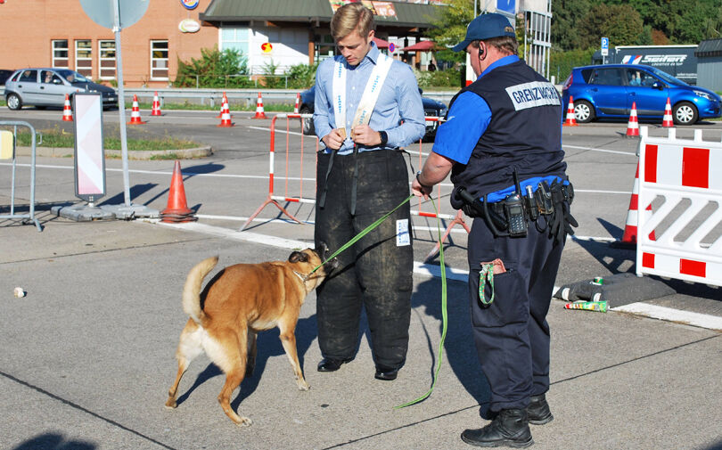Vorführung bei der Autobahn-Zollstelle Basel Weil am Rhein mit Hund und Testperson