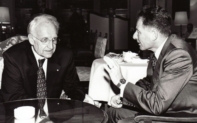 Dr. Edmund Stoiber, Bayerischer Ministerpräsident, im Gespräch mit Präsident der Handelskammer Dr. Peter Stüber, 1999  (v. l. n. r.) Dr. Edmund Stoiber, Bayerischer Ministerpräsident, im Gespräch mit Präsident der Handelskammer Dr. Peter Stüber, 1999  (v. l. n. r.)