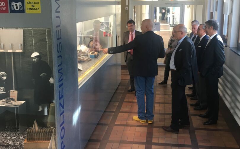Daniel Vogt erklärt die Ausstellungsstücke im Polizeimuseum